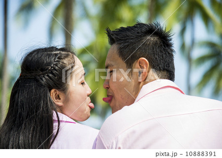 Couple trease by show tongue 10888391