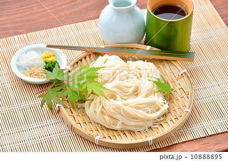 夏の素麺（そうめん）イメージ。 10888895