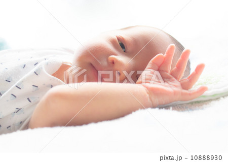 生後１０日の赤ちゃん 目をこするの写真素材 1080