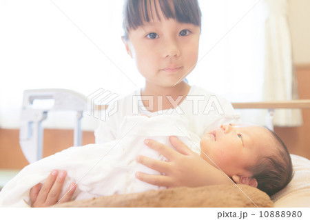 生後4日目の赤ちゃんとお姉ちゃん 10888980