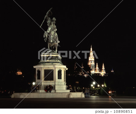 カール大公騎馬像とウィーン市庁舎 10890851