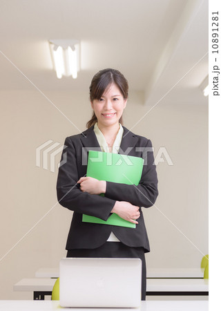 ファイルを抱える女性 10891281