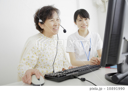 パソコンを操作するシニア 10891990