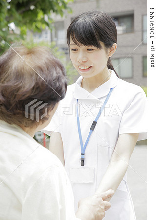 看護師とシニア 看護師とシニア 10891993