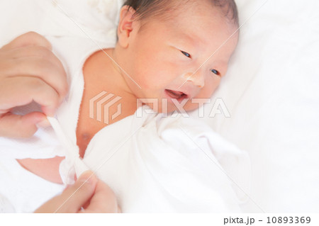 生後４日目の赤ちゃん 着替えるの写真素材