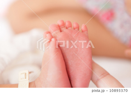 生後４日目の赤ちゃんの足裏の写真素材