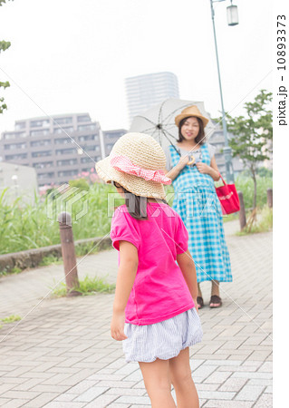 5歳児の夏休み、ママとお散歩 5歳児の夏休み、ママとお散歩 10893373