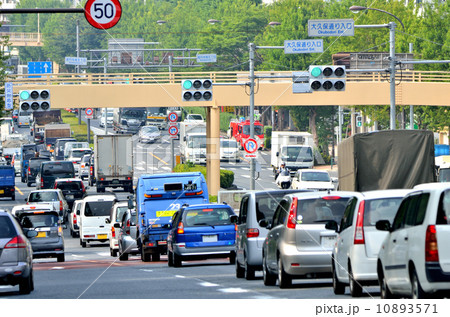 多くの車が行き交う環状七号線（東京都杉並区） 10893571