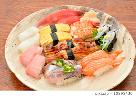 お寿司の大皿盛り。 10895430