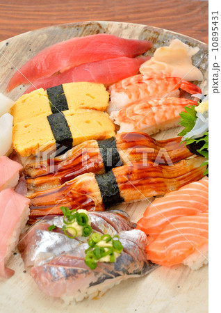 お寿司の大皿盛り。 10895431