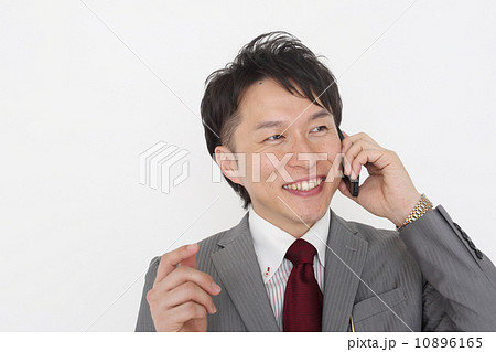 スマートフォンで話をする中年営業マン 10896165