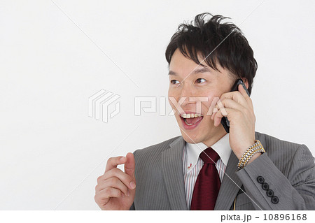 スマートフォンで話をする中年営業マン 10896168