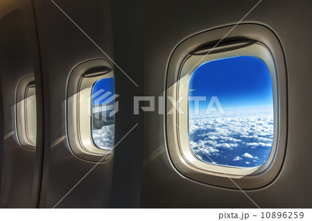 旅客機、客室の窓 10896259