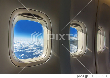 旅客機の窓 10896264