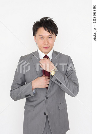 ネクタイを直すビジネスマン ネクタイを直すビジネスマン 10896396