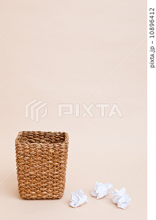 ゴミ箱と紙くず ゴミ箱と紙くず 10896412