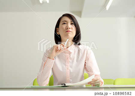 教室でノートをとる女性 10896582