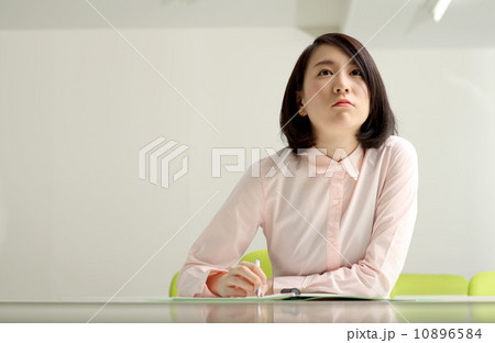 教室でノートをとる女性 教室でノートをとる女性 10896584