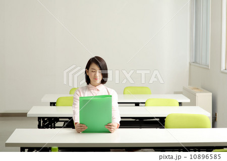 教室でノートをとる女性 10896585