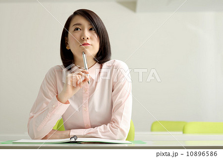 教室でノートをとる女性 10896586