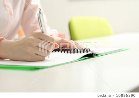 ノートをとる女性の手 ノートをとる女性の手 10896590