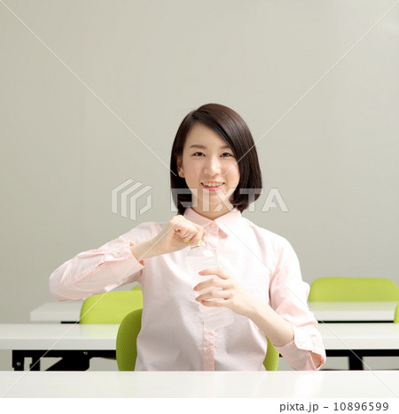 水分補給をする女性 10896599