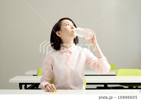 水分補給をする女性 水分補給をする女性 10896605