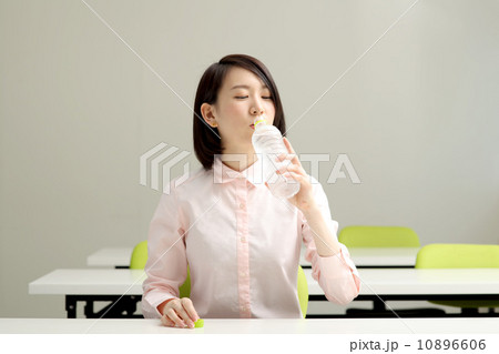 水分補給をする女性 水分補給をする女性 10896606