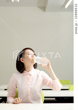 水分補給をする女性 水分補給をする女性 10896610