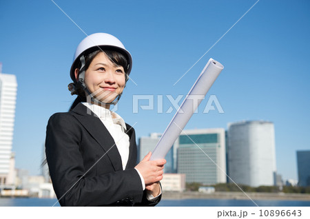 図面を持つ女性 図面を持つ女性 10896643
