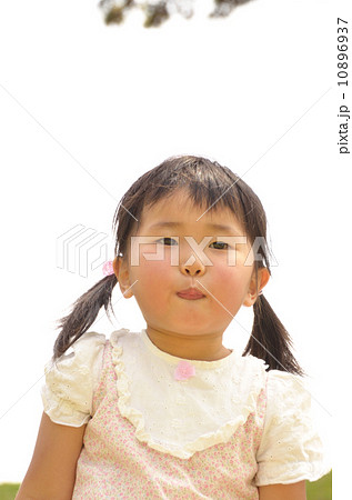 つまらない顔の女の子 10896937