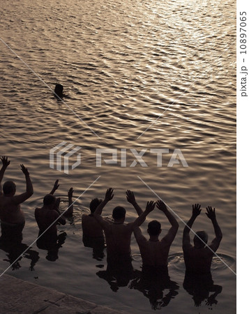 ガンジスで祈る男たち 10897065