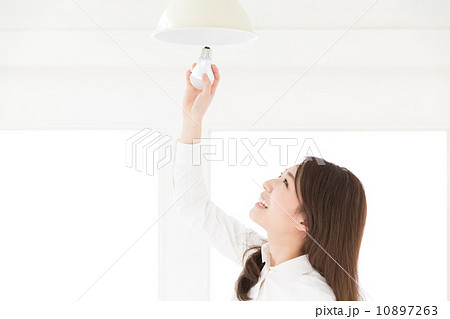 LED電球を替える女性 10897263