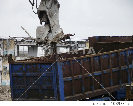 解体工事現場でスクラップ搬出 10898317