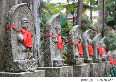 奈良県宇陀市にある室生寺の石仏 奈良県宇陀市にある室生寺の石仏 10898327