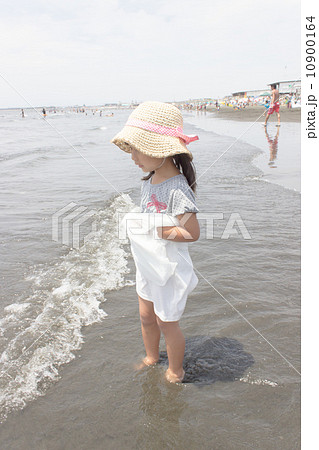 5才 海 女の子 夏の写真素材