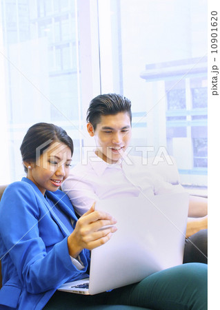 Business meeting discussion in office 10901620