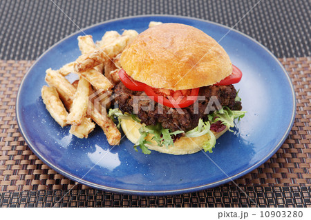 ハンバーガーとフレンチフライ ハンバーガーとフレンチフライ 10903280