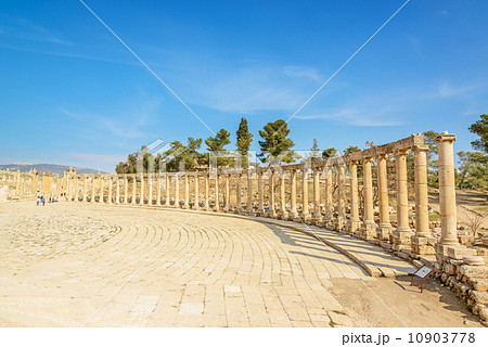 Oval Forum of Ruins Gerasa in Jerash, Jordan.  10903778