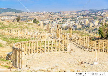 Oval Forum of Ruins Gerasa in Jerash, Jordan.  Oval Forum of Ruins Gerasa in Jerash, Jordan.  10903779