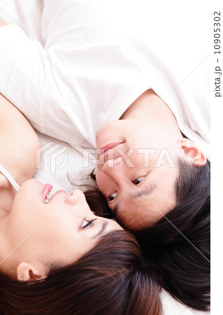 couple happy smile looking to each other in bed 10905302