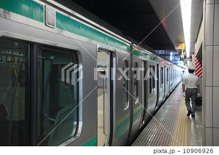 電車と乗務員の画像 10906926