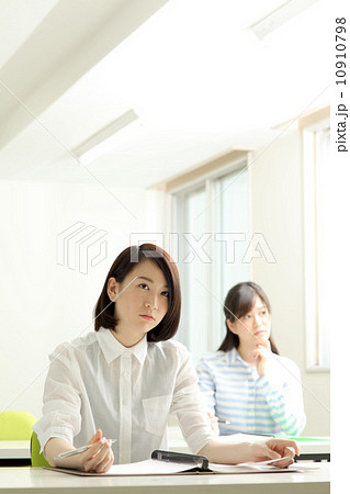 教室で勉強する女性二人 10910798