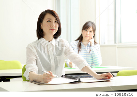 教室で勉強する女性二人 教室で勉強する女性二人 10910810