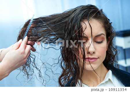 woman in hair salon woman in hair salon 10911354