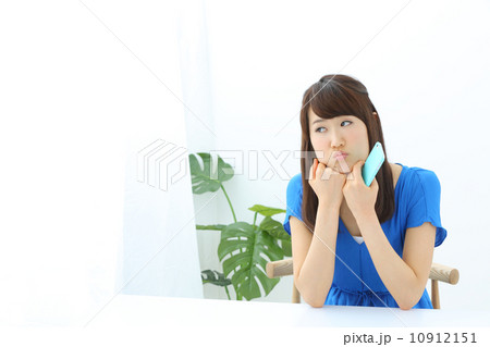 考える若い女性 考える若い女性 10912151
