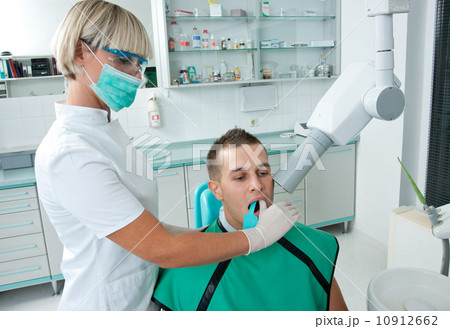 woman dentist at work 10912662