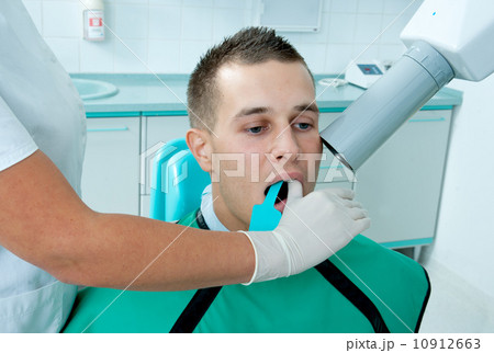 making x-ray image of teeth 10912663