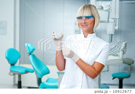 woman dentist at work 10912677