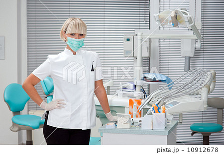 woman dentist at work 10912678